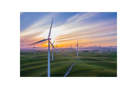 央地多策齐出 绿色环保战略性新兴产业迎风口  2025年绿色环保产业达11万亿元，新能源、新材料七大领域将获重点支持